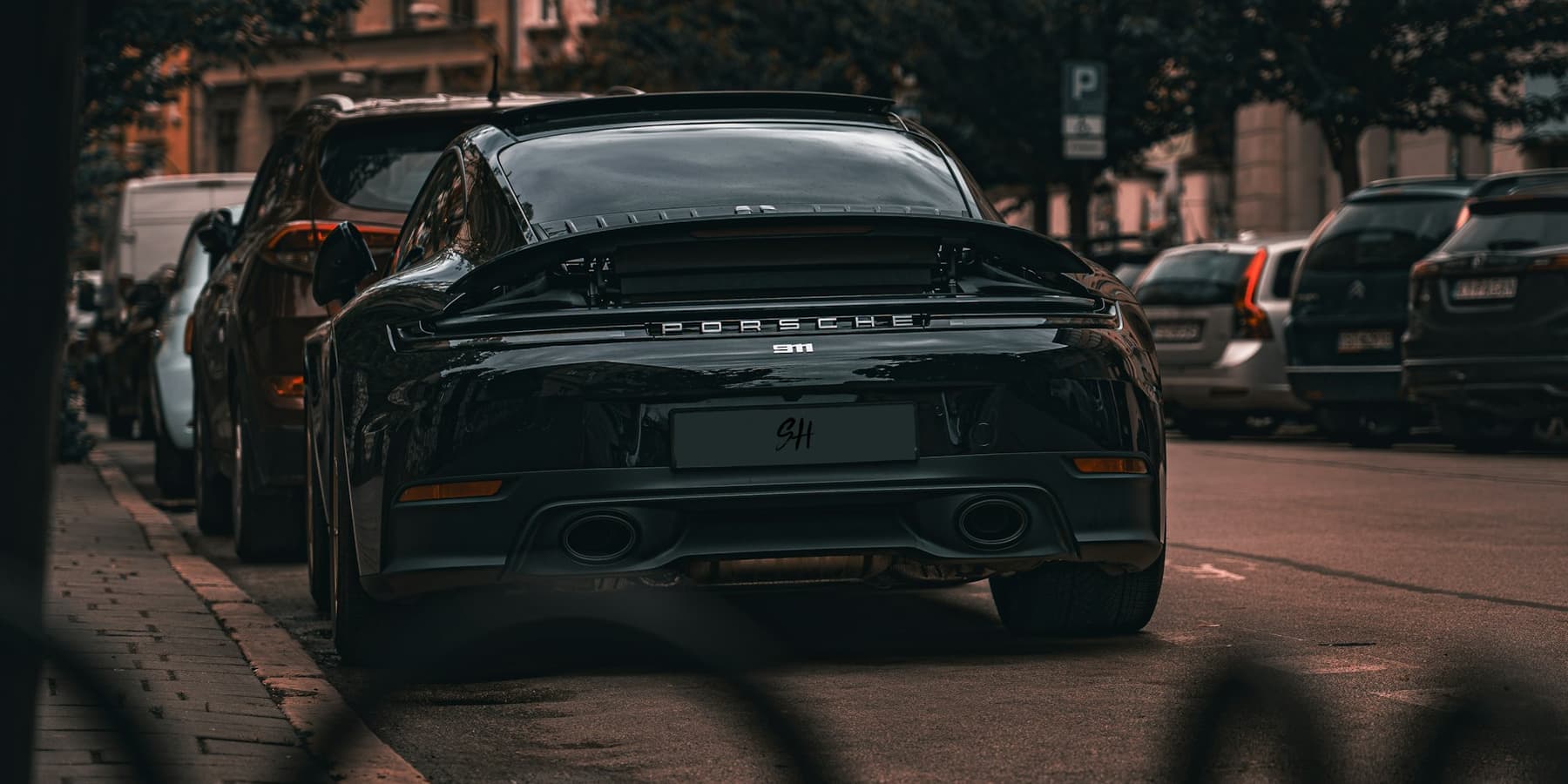 Porsche 911 w ciemnym otoczeniu, widok z boku